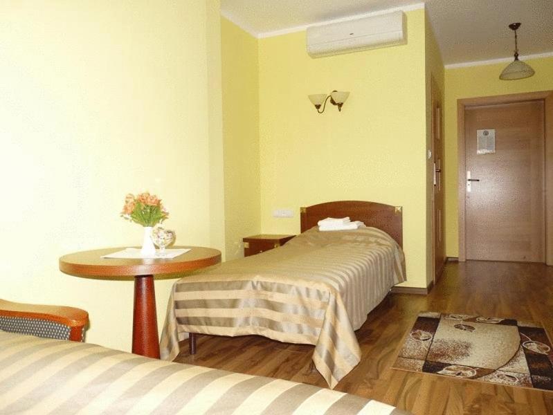 Hotel Zajazd Sokol Nienadówka Exterior foto